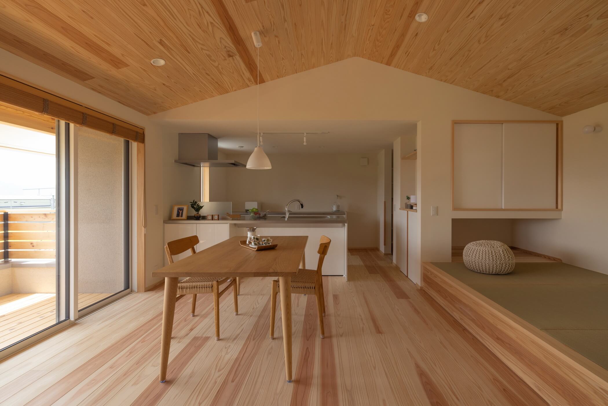 無垢床と木の家具が調和する、やわらかな光のダイニング