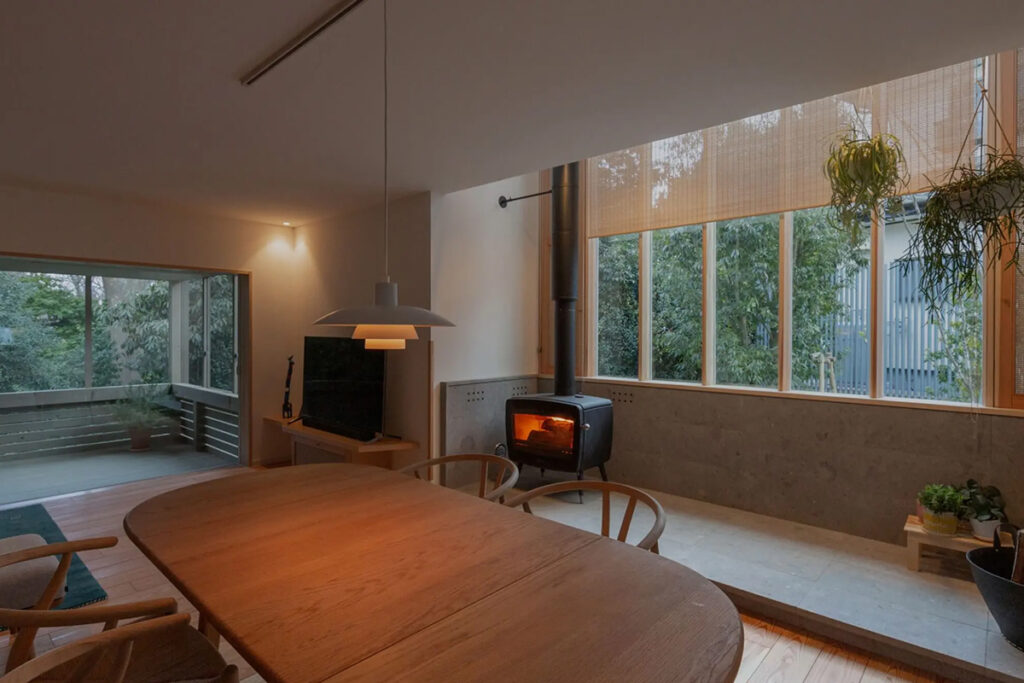 吹き抜けを通して薪ストーブのぬくもりが巡る住まい