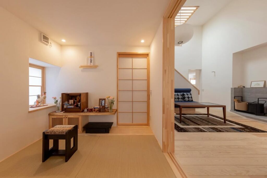 静けさと温もりが調和したリビング横の和室