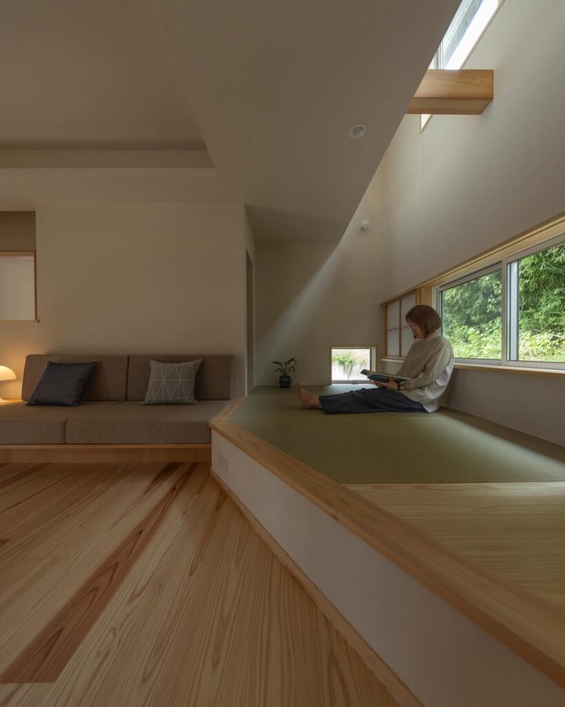 柔らかな光の届く、心ほどける畳の小上がりスペース