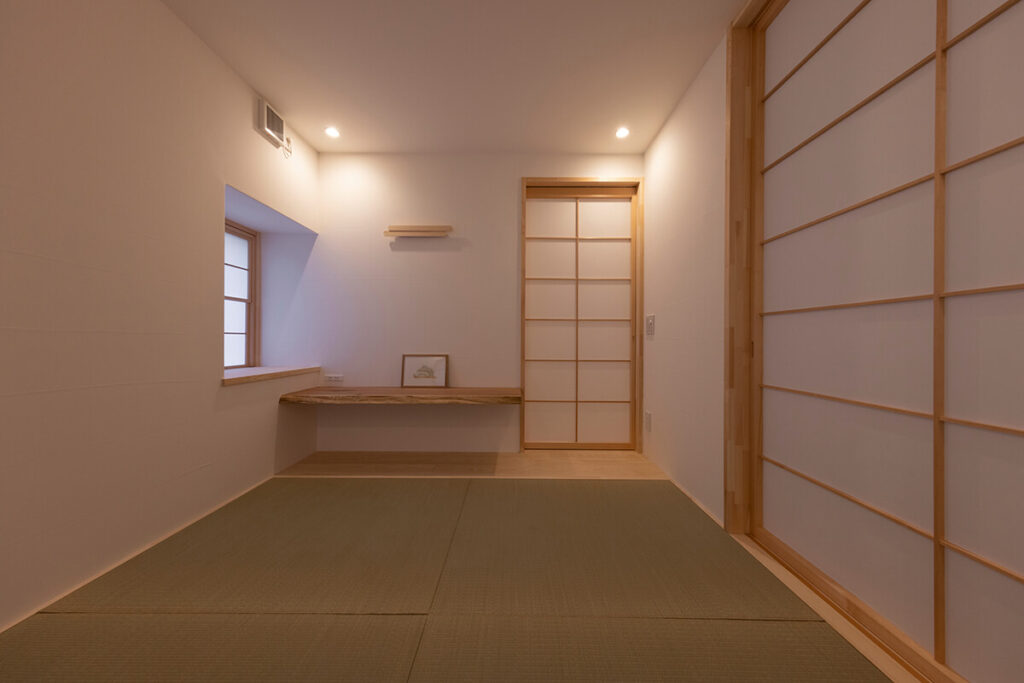 静けさと温もりが調和したリビング横の和室