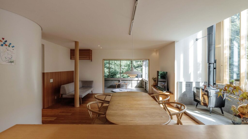 光と緑に包まれた明るいリビング