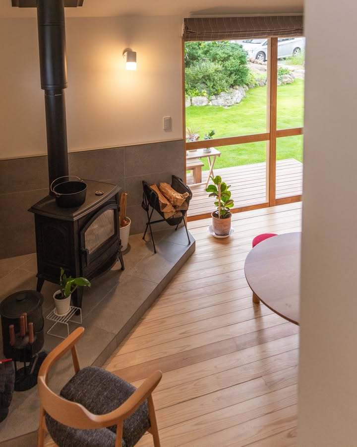 薪ストーブのあたたかな火が癒しをそえるリビング