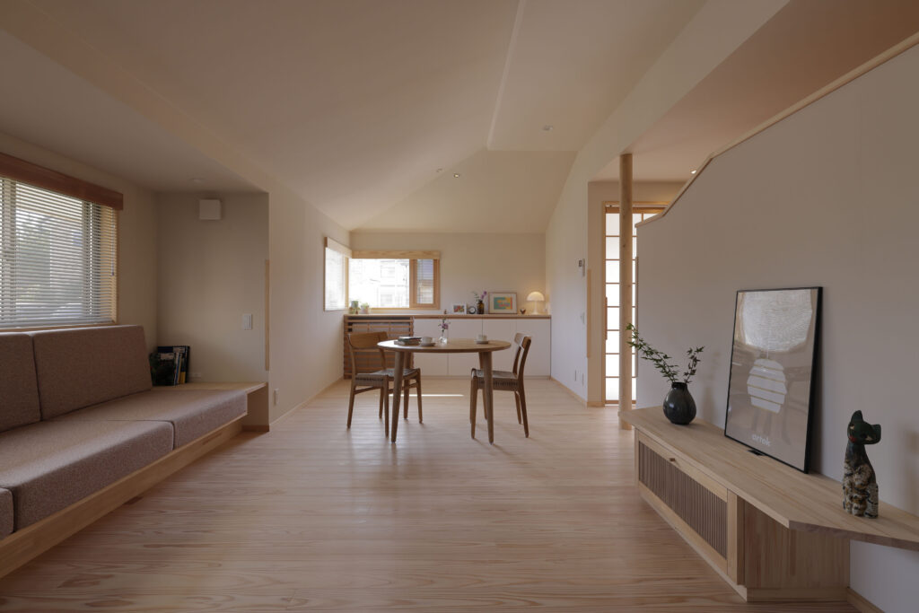 木の温もりに満ちた伸びやかなリビング