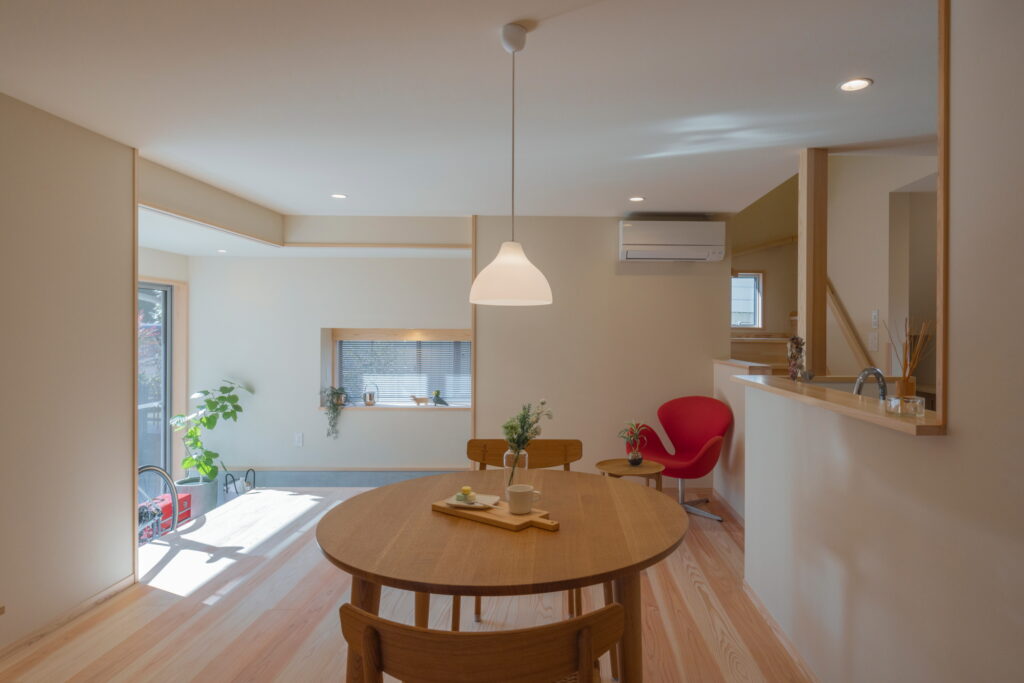 リビング土間から光が差し込む柔らかな空間