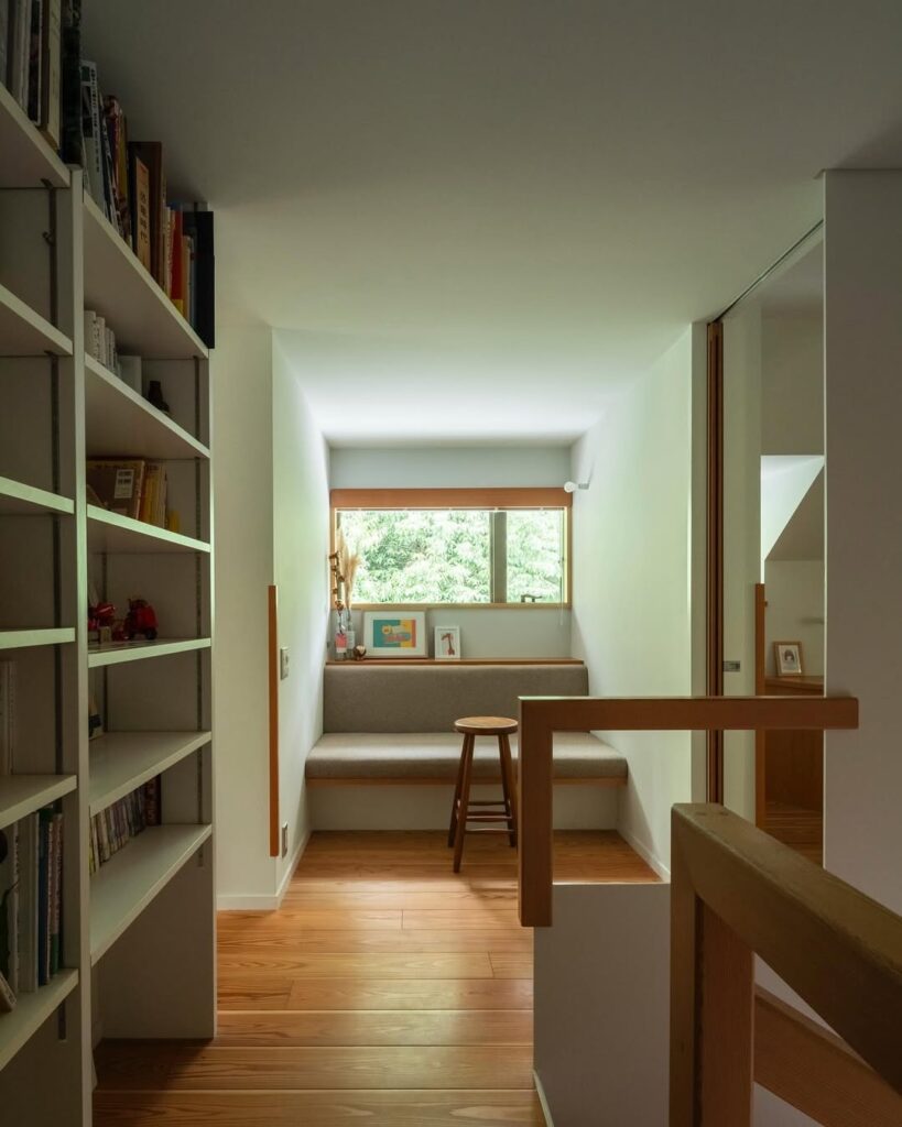 心穏やかなひとときを包む、壁一面の本棚