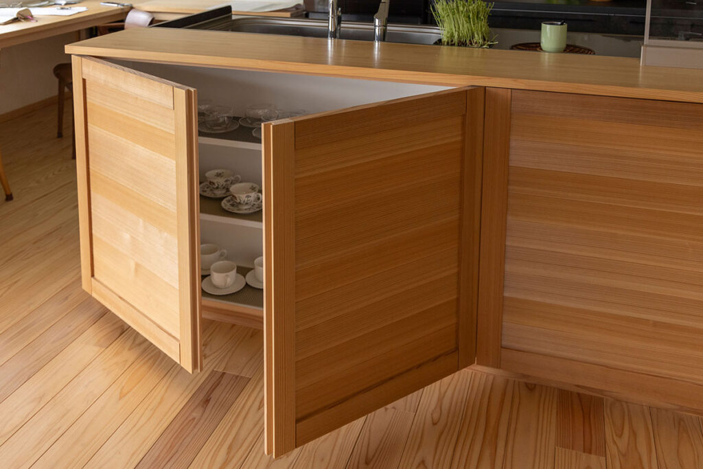 手に心地よい、木の風合いが美しく映えるキッチン収納