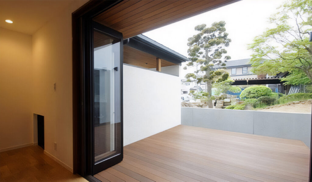 外と内をゆるやかに繋ぐウッドデッキ