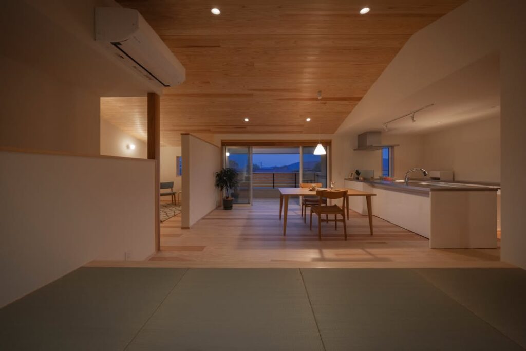 あたたかな灯りでやさしく満たすダイニング照明