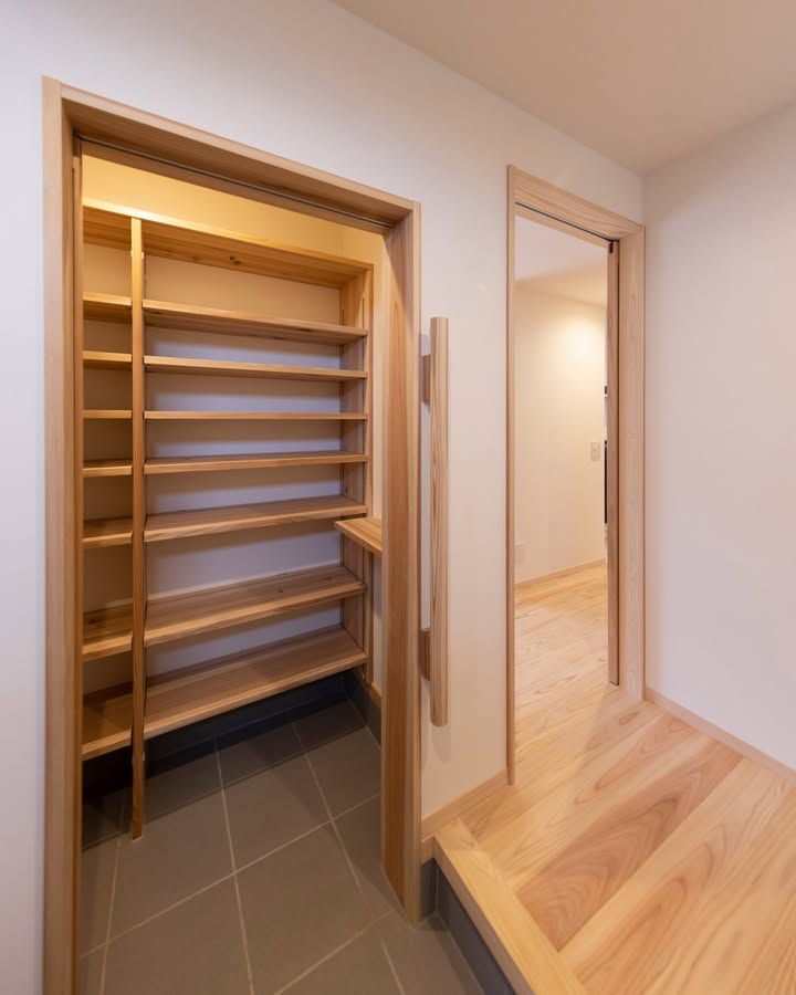 アウトドアの道具も心地よく整う玄関収納