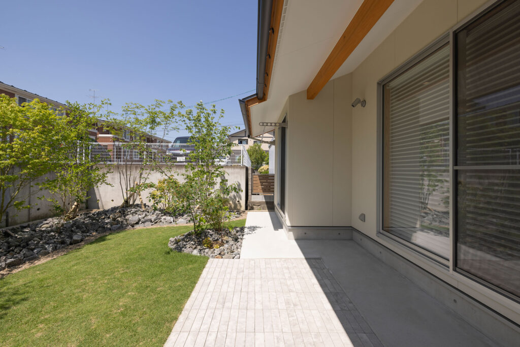 陰影を楽しむ、軒下と庭のある暮らし