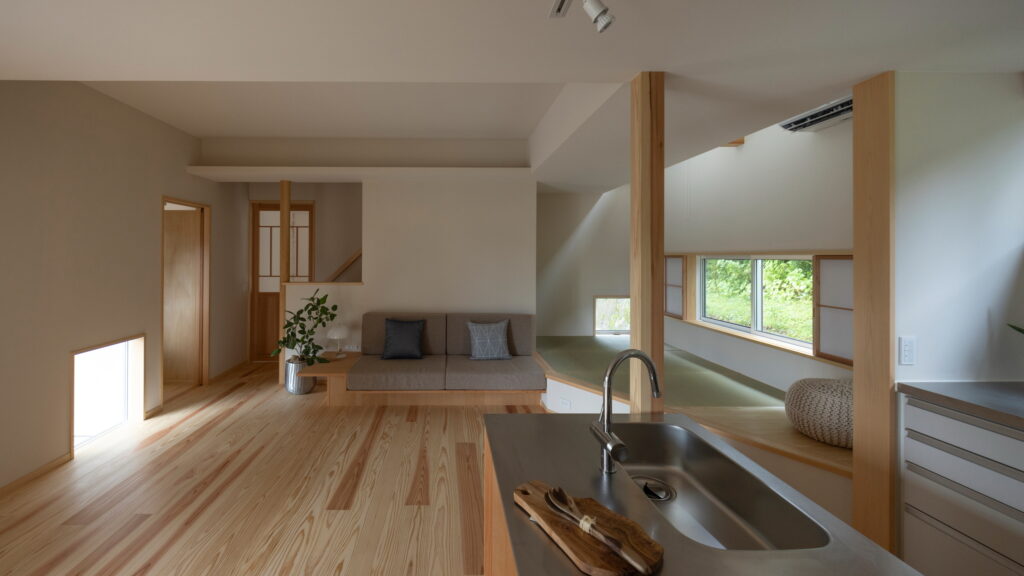 光の重なりが暮らしをやさしく包む住まい